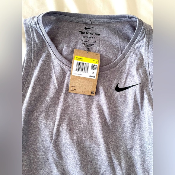 Women’s small Nike Tee - Picture 2 of 3